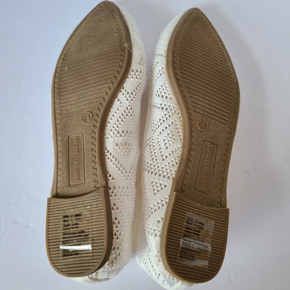 White Patterned Flats, SO-Memory Foam, NWOT, 6.5 - Picture 7 of 9